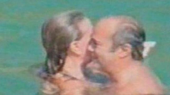 El Papa acepta la renuncia del obispo argentino fotografiado en la playa con una amiga