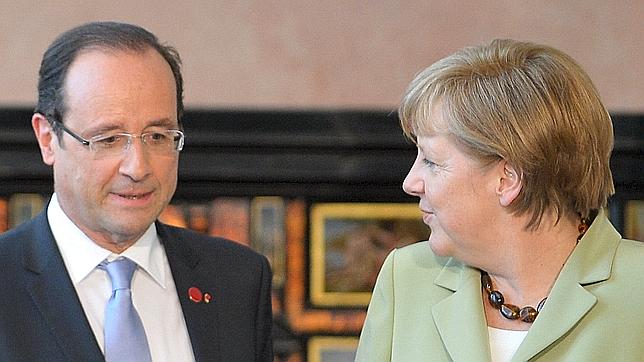 Hollande y Merkel abogan por profundizar la unión «económica y monetaria»