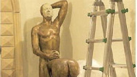 La felación de una estatua con la cara de Berlusconi escandaliza a Italia