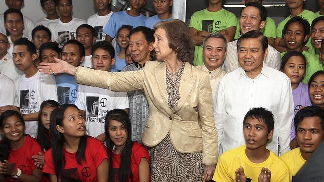 La Reina visita en Manila un barrio restaurado con ayuda española