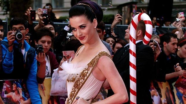 Katy Perry presentó su documental en Londres con un look bailarina británica
