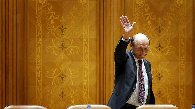 El Parlamento rumano vota a favor de destituir al presidente, Traian Basescu