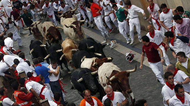 Directo Sanfermines: Un primer encierro muy peligroso con un herido por asta de toro
