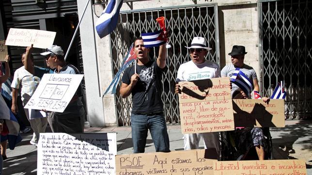 Los expresos cubanos cumplen tres meses acampados frente a Exteriores
