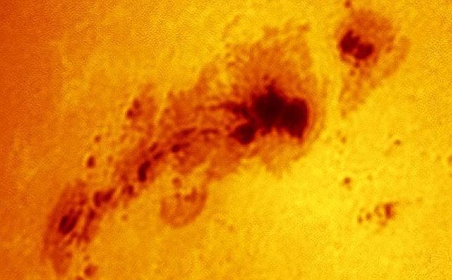 Una descomunal mancha solar apunta a la Tierra