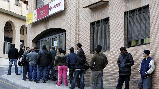 Los parados perderán la ayuda de 426 euros si viajan al extranjero