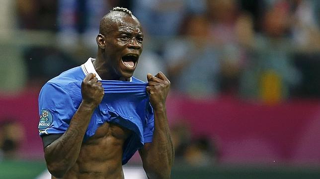 Mientras Balotelli es millonario, su madre cobra ocho euros la hora