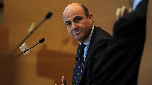 De Guindos pide moderación salarial a los directivos de las grandes empresas