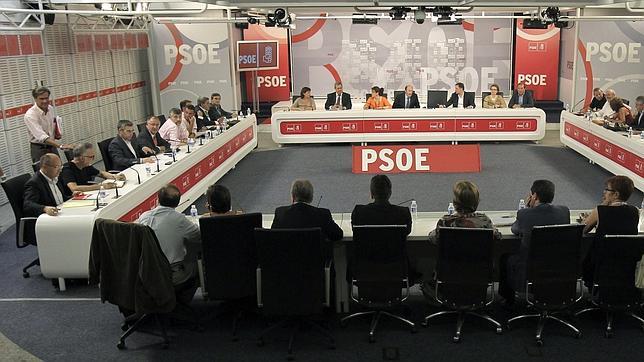 El PSOE tacha de «castigo» que las autonomías deban ajustar un 40% más que el Estado