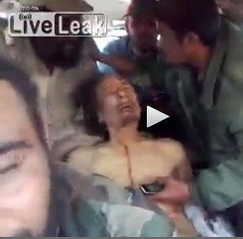 Difunden un vídeo en el que rebeldes libios juegan con el cadáver de Gadafi