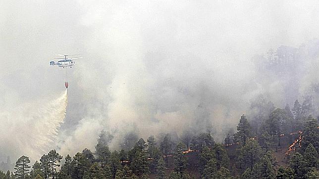 El fuego amenaza el Parque Natural del Teide