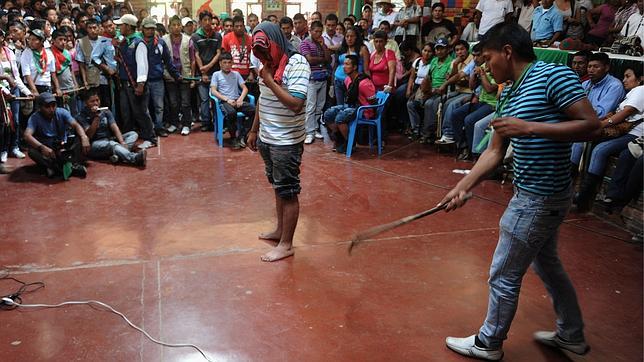 Los indígenas del Cauca asestan 30 latigazos a cuatro miembros de las FARC