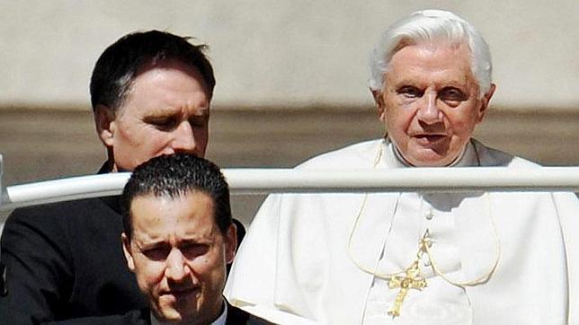 El Vaticano desmiente la existencia de tres cómplices del mayordomo del Papa