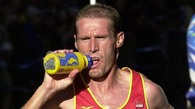 Al hacer ejercicio, hay que beber agua para compensar la pérdida por sudoración