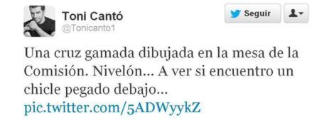 Una cruz gamada dibujada en la mesa de la Comisión del Congreso