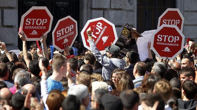 Movilización para evitar el desahucio de una edil del PP de Rafal