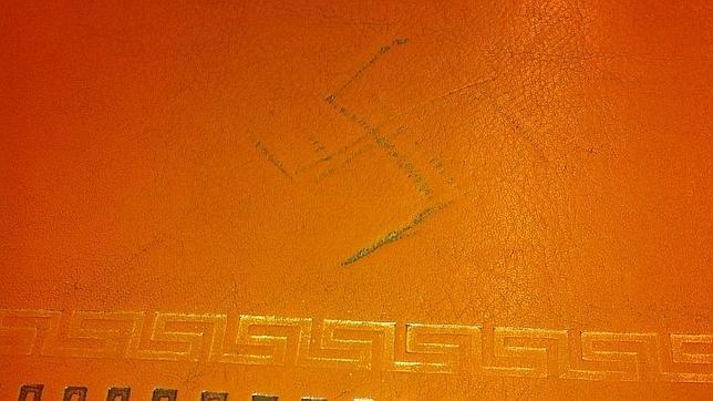 Una cruz gamada dibujada en la mesa de la Comisión del Congreso