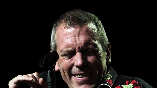 Hugh Laurie cambia el bastón por el micrófono