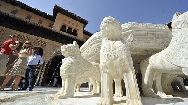 El Patio de los Leones recupera el esplendor nazarí de mármol blanco