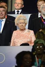 Londres 2012: Y la Reina de Inglaterra cayó del cielo