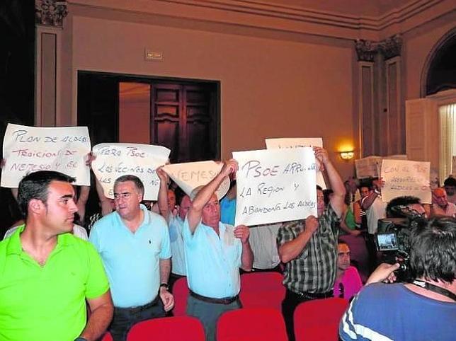 Protestas en el pleno de la Diputación por la eliminación del Plan de Aldeas