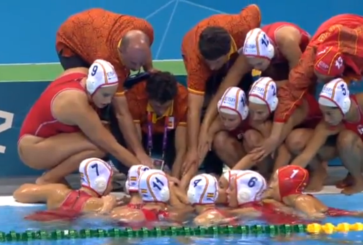 España debuta con éxito en su primer partido de waterpolo femenino