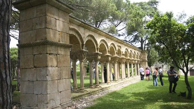 El falso románico del claustro de Palamós