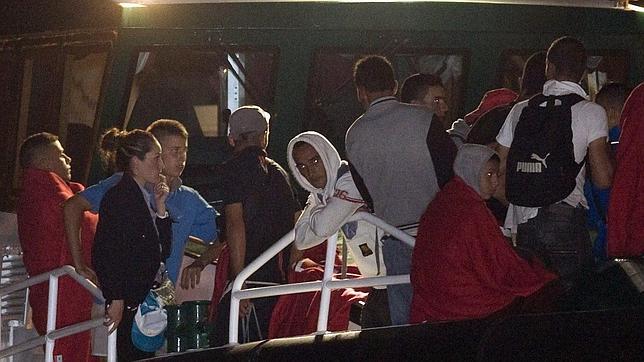 Dos pateras con 12 y 22 inmigrantes interceptadas en una noche