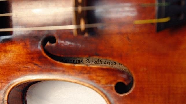Devuelven un valioso Stradivarius olvidado en un vagón de tren