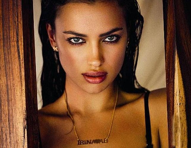 Irina Shayk muestra sus encantos para «Agua Bendita» en bikini