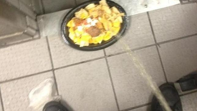 Un empleado de «Taco Bell» sube una foto a Twitter orinando en un plato