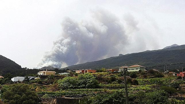 Medios aéreos y terrestres luchan contra el fuego en La Palma