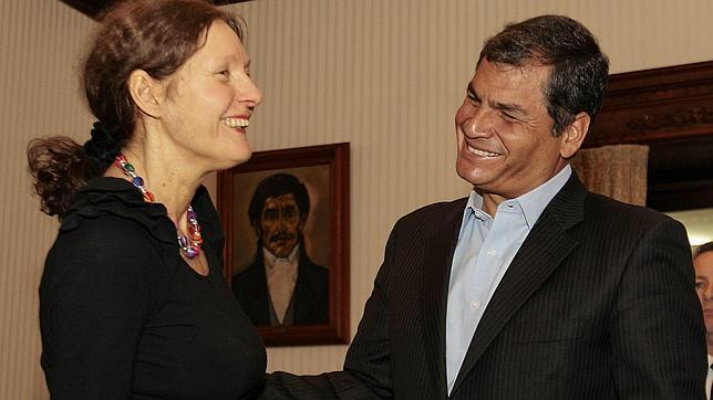 Correa asevera que no expondrá a Assange a la pena de muerte y que adoptará una decisión «soberana»