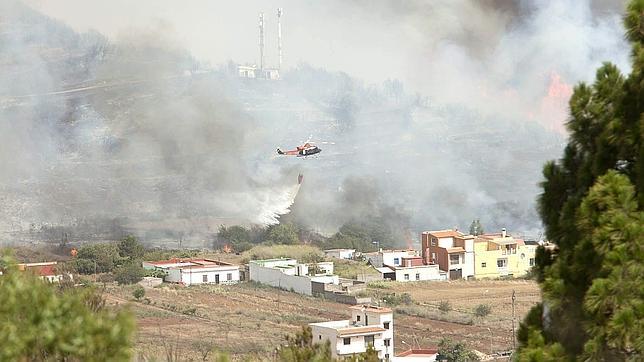 El viento y el calor avivan diez incendios