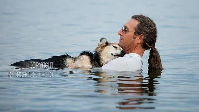 La foto de los 333.000 «me gusta»; una historia de amistad entre el hombre y su perro