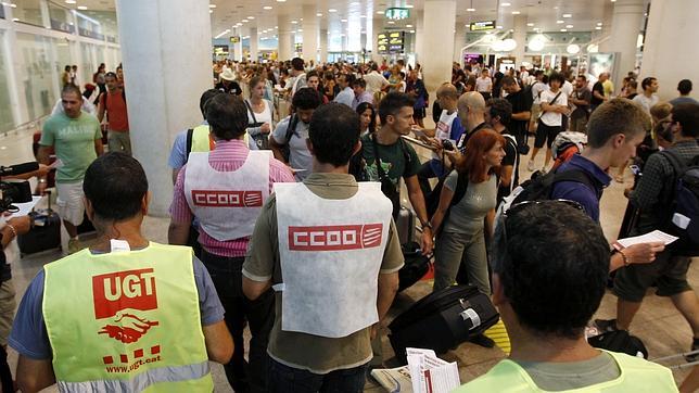 Los sindicatos reparten octavillas contra las políticas de austeridad en el Aeropuerto de Barcelona