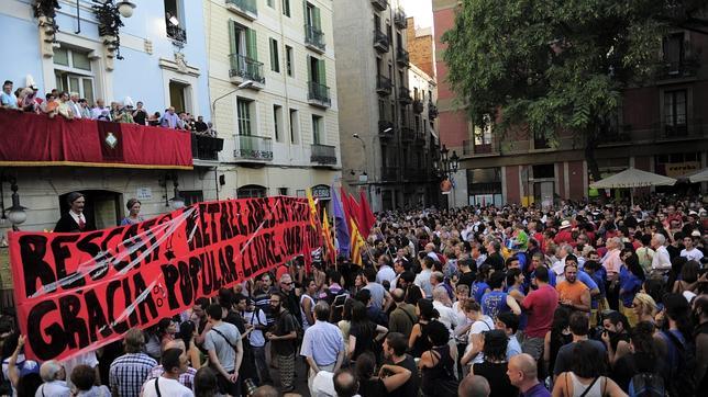 Gràcia, entre la fiesta y la protesta