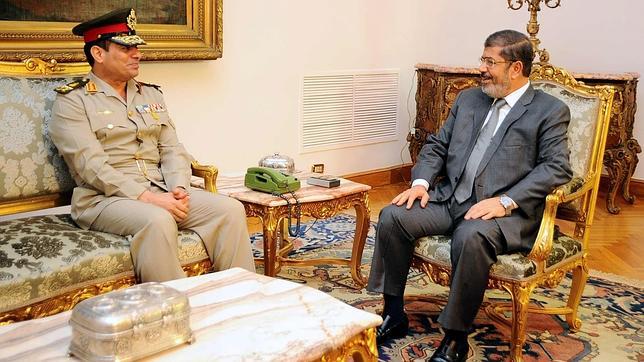 Un «golpe interno» del Ejército egipcio ayudó a Mursi a afianzar su poder