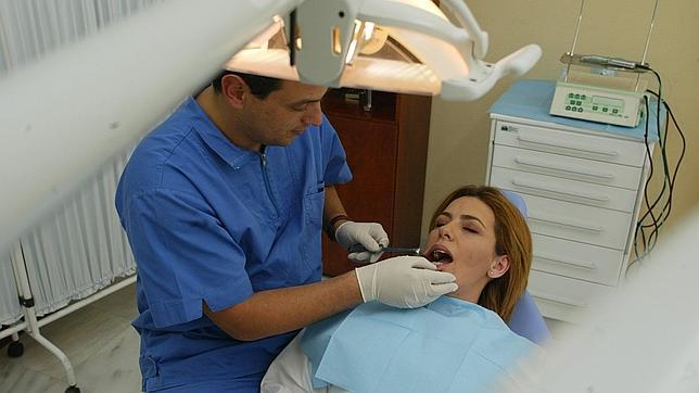 Los peligros de no blanquearse los dientes por profesionales
