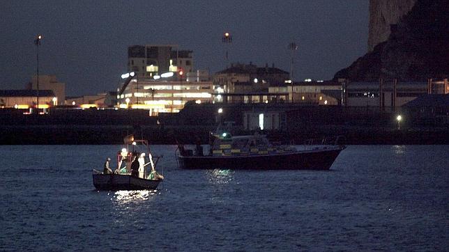 Gibraltar advierte de que no permitirá pescar con «redes» en aguas próximas al Peñón