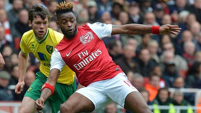 Alex Song podría seguir los pasos de Van Persie