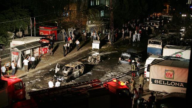 Al menos 8 muertos en un atentado con coche bomba frente a una comisaría turca