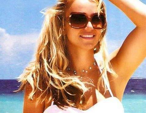 Britney Spears, feliz y radiante en bikini
