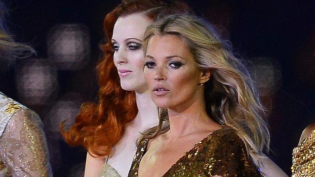 Kate Moss, vacaciones en «topless» sin Jamie Hince en Saint Tropez