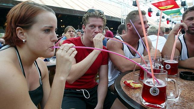 El matrimonio rebaja el consumo de alcohol en los hombres y lo aumenta en las mujeres