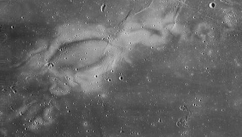 Resuelto el misterio de las manchas blanquecinas en la Luna