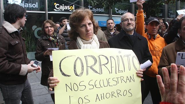 El Gobierno rebajará el sueldo de los banqueros de entidades con ayudas