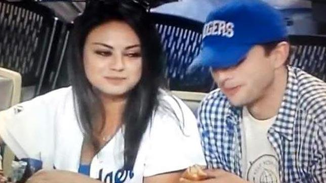 Ashton Kutcher y Mila Kunis, muy unidos en un partido de béisbol