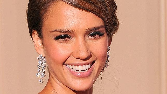 Jessica Alba se apunta a la moda de las mechas californianas