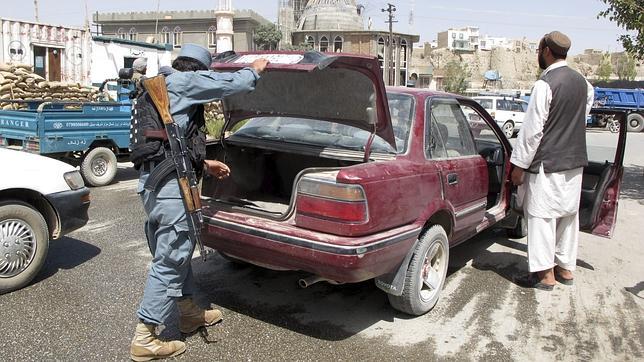 Catorce muertos en un atentado suicida contra una base de la OTAN en Afganistán